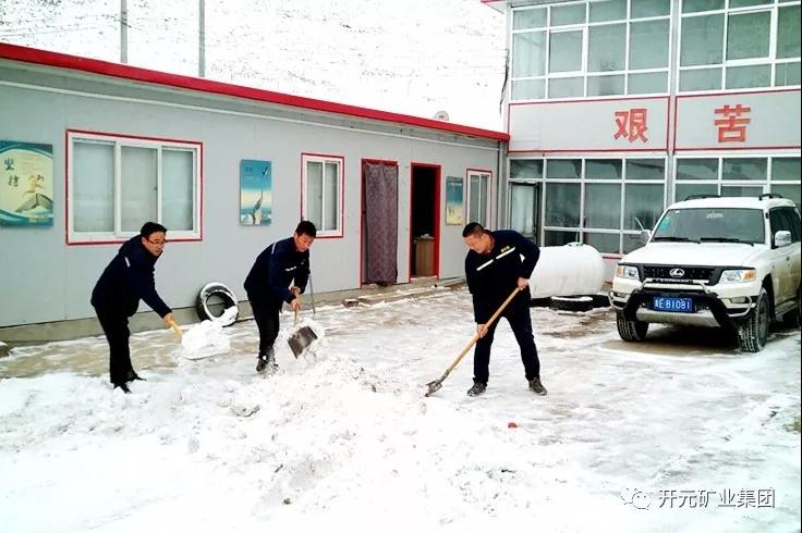 人間四月芳菲盡，山中春雪還復(fù)來(lái)